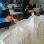 Estudiantes del IES Cinco Villas trabajando en la maqueta