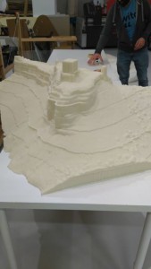Estudiantes del IES Cinco Villas trabajando en la maqueta